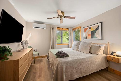 Postel nebo postele na pokoji v ubytování Renovated Ski In Out Condo King Bed Patio Grill