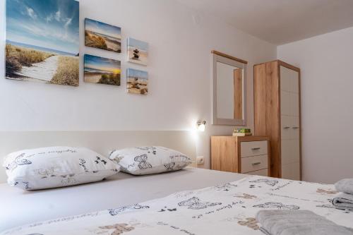 une chambre avec un lit avec deux oreillers dessus dans l'établissement Solis Apartment, à Korčula