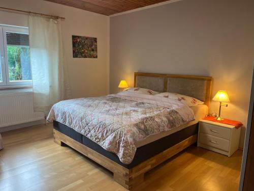 Rúm í herbergi á Ferienwohnungen zum Attersee