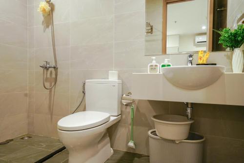 a bathroom with a toilet and a sink at CĂN HỘ VINHOMES GRAND PARK QUẬN 9 Studio in Gò Công
