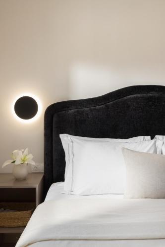 Ένα ή περισσότερα κρεβάτια σε δωμάτιο στο Meteoron Suites