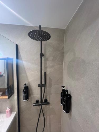 ボーソレイユにあるNew Large Studio - Monaco Border - Sea View - Lift - Parking includedのバスルーム(黒いシャワーヘッド付)