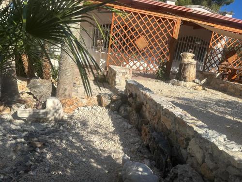 un muro de contención de piedra frente a una casa en DefensolaRelax, en Vieste