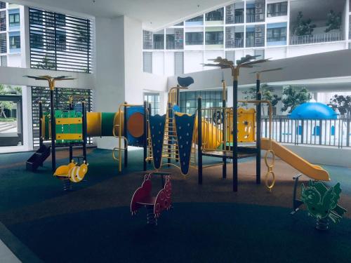 Herní místnost nebo prostor pro děti v ubytování Snazzy Homes at i-City - WiFi TV Box 1 Carpark