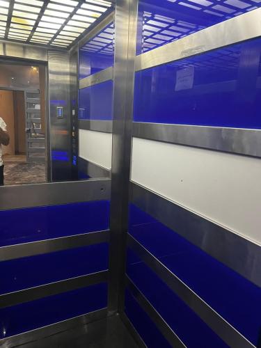 a blue and white wall in a subway station at Appartement S1 Haut Standing Monastir in Monastir