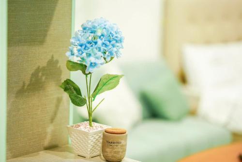 a blue flower in a pot on a table at CĂN HỘ VINHOMES GRAND PARK QUẬN 9 Studio in Gò Công
