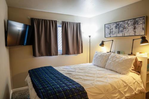 Ein Bett oder Betten in einem Zimmer der Unterkunft Renovated condo steps from Beaver Creek shuttle