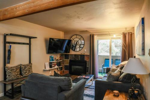 ein Wohnzimmer mit 2 Sofas und einem TV in der Unterkunft Renovated condo steps from Beaver Creek shuttle in Avon