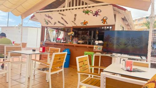 Views, international channels, A-C, pool, bar