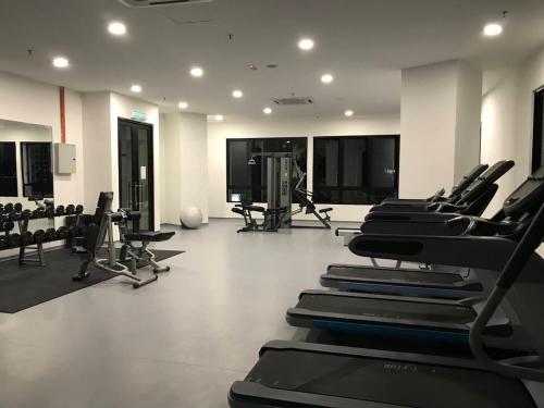 Fitness centrum a/nebo fitness zařízení v ubytování Snazzy Homes at i-City - WiFi TV Box 1 Carpark