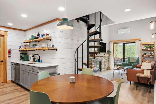 une cuisine et une salle à manger avec une table et un escalier en colimaçon dans l'établissement Renovated Ski In Out Condo King Bed Patio Grill, à Ellicottville
