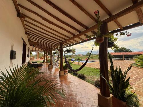 a patio with a wooden pergola with plants at Hotel Palais Barichara in Barichara
