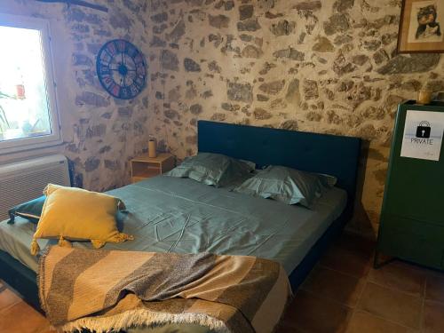 - une chambre avec un lit à tête bleue dans l'établissement Villa en pierre - Draguignan, à Draguignan