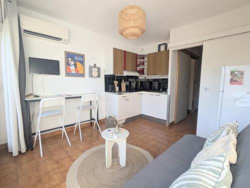 Η κουζίνα ή μικρή κουζίνα στο Studio cabine Coté Marina, terrasse et clim, plage à pied