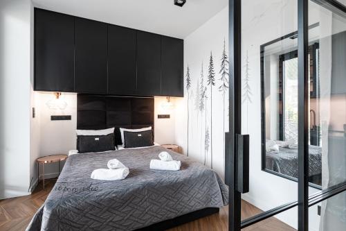 une chambre avec un lit avec deux serviettes dessus dans l'établissement WILLA POD KASPROWYM APARTAMENT NUMER 2-Air conditioning, à Zakopane