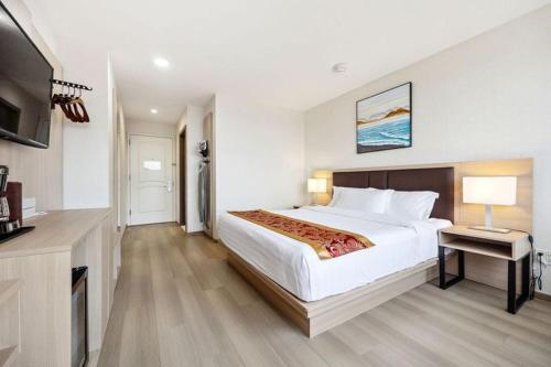 Ein Bett oder Betten in einem Zimmer der Unterkunft Ramada by Wyndham Flushing Queens