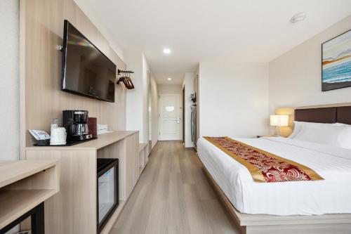 Ein Bett oder Betten in einem Zimmer der Unterkunft Ramada by Wyndham Flushing Queens