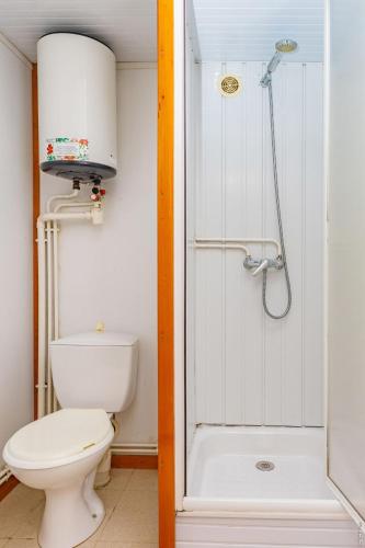 a bathroom with a toilet and a shower at NOSTRA LIBERTAT - Piscine - Terrasse in Rivières