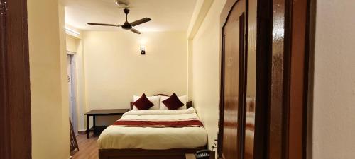 Rúm í herbergi á Pashupati Darshan Hotel