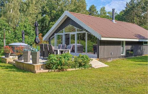 un pabellón con sillas y una parrilla en un patio en Nice Home In Hadsund With 2 Bedrooms, en Hadsund