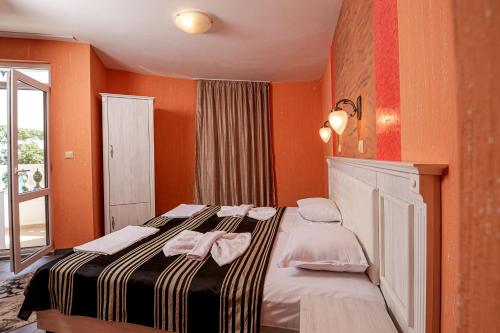 Postel nebo postele na pokoji v ubytování Family Hotel Paros