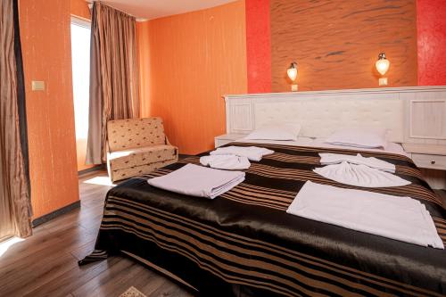 Postel nebo postele na pokoji v ubytování Family Hotel Paros