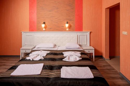 Postel nebo postele na pokoji v ubytování Family Hotel Paros