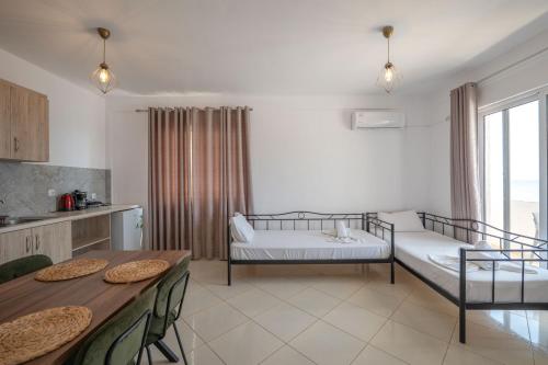 Ένα ή περισσότερα κρεβάτια σε δωμάτιο στο Mediterranean Apartments
