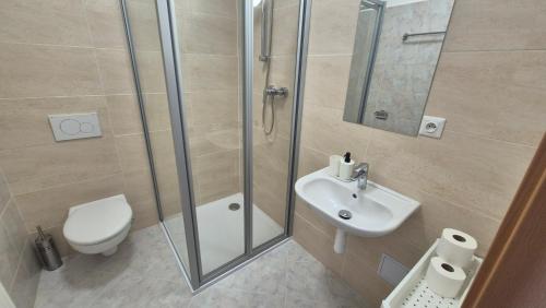 Un baño de Hotel Radnice Dobrovice