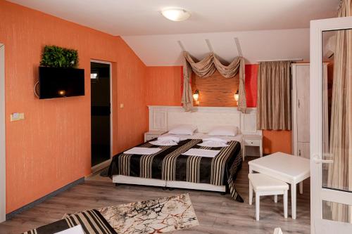 Postel nebo postele na pokoji v ubytování Family Hotel Paros