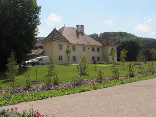 a house with a van parked in front of it at Le relais des deux tours in Brémondans