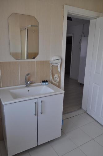 a bathroom with a white sink and a mirror at BULUT GAYE Pansiyon in Edirne