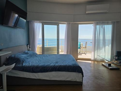 a bedroom with a bed and a view of the ocean at Bel appartement avec vue mer in Le Trayas