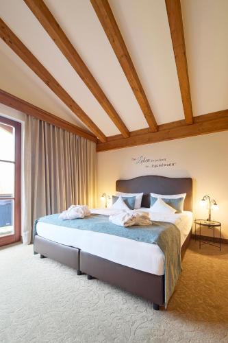 ブリクセン・イム・ターレにあるHotel Hubertusの大きなベッドルーム1室(大型ベッド1台付)