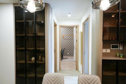 a dining room with two chairs and a mirror at VINHOMES GRAND PARK QUẬN 9 Căn hộ LUXURY MASTERI CENTRE POINT in Gò Công