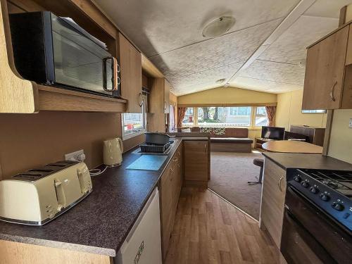 Dapur atau dapur kecil di Homely 8 Berth Caravan With Decking To Relax On At Naze Marine, Ref 17009Wc