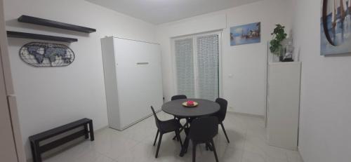 a small dining room with a table and chairs at La Dimora di Maja in Pescara