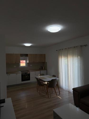 Η κουζίνα ή μικρή κουζίνα στο Dane Apartment Airport Podgorica