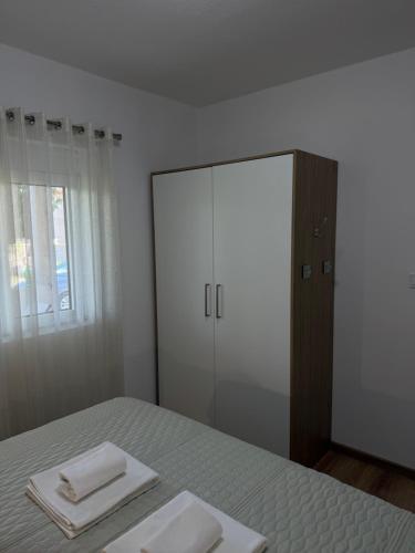 Ένα ή περισσότερα κρεβάτια σε δωμάτιο στο Dane Apartment Airport Podgorica