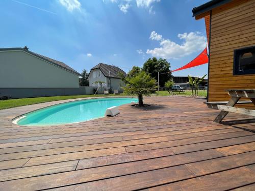 Bazén v ubytování Chez Seb et Lilou - Villa - piscine partagée - parking - proche Mulhouse nebo v jeho okolí