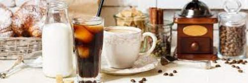 een aanrecht met twee kopjes melk en andere ingrediënten bij Andrea Villa Hévíz II Balaton in Hévíz