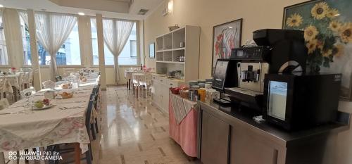 Příslušenství pro přípravu čaje a kávy v ubytování Hotel Rugantino