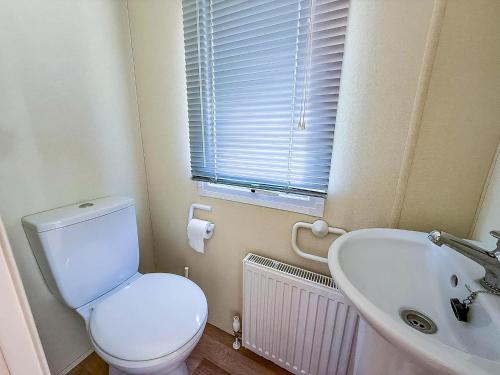 Bilik mandi di Homely 8 Berth Caravan With Decking To Relax On At Naze Marine, Ref 17009Wc