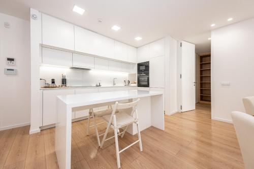 Marina Vista - Modern 1BDR w Gym - Marina & Pool Views