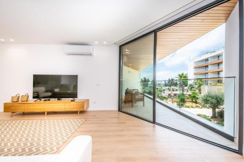 Marina Vista - Modern 1BDR w Gym - Marina & Pool Views