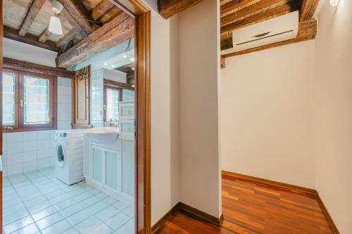 a bathroom with a washer and dryer in a room at Castellana Home 221- Free Parking & Wi-Fi in Trivignano