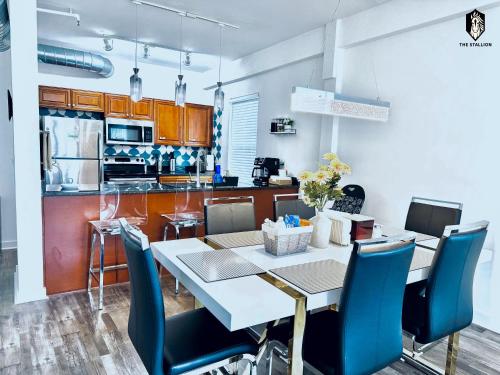 Η κουζίνα ή μικρή κουζίνα στο The Stallion #310 - Walk to Museums - Premium Loft with gated parking