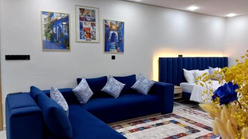 a living room with blue couches and a couch at Studio Chefchaoun in Deroua