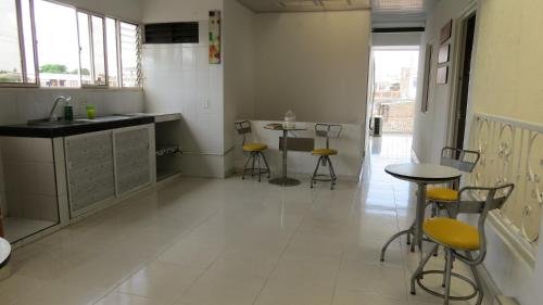 カリにあるcasa rumba y salsa accommodationのキッチン(椅子、カウンター、テーブル付)