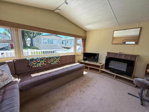 Ruang duduk di Homely 8 Berth Caravan With Decking To Relax On At Naze Marine, Ref 17009Wc